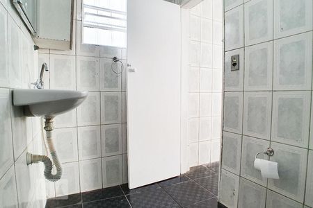 Banheiro de casa de condomínio para alugar com 1 quarto, 40m² em Vila Verde, São Paulo