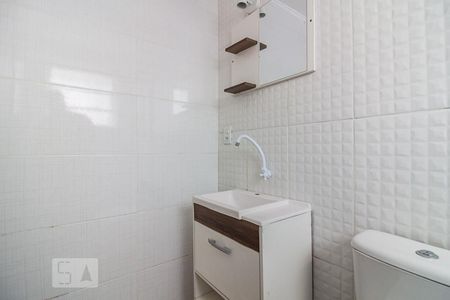 Banheiro de kitnet/studio para alugar com 1 quarto, 35m² em Partenon, Porto Alegre