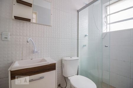 Banheiro de kitnet/studio para alugar com 1 quarto, 35m² em Partenon, Porto Alegre