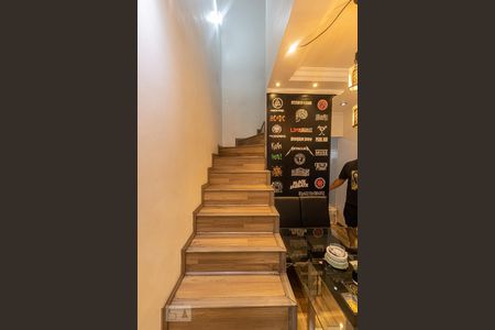 Escada de casa de condomínio para alugar com 2 quartos, 70m² em Vila Macedópolis, São Paulo