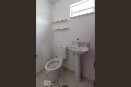 Banheiro de casa para alugar com 1 quarto, 25m² em Jardim Bonfiglioli, São Paulo
