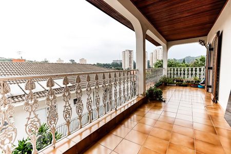 Casa à venda com 350m², 5 quartos e 4 vagas Casa à venda com 350m², 5 quartos e 4 vagasVaranda Quartos 3 e 4