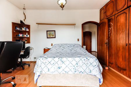 Casa à venda com 350m², 5 quartos e 4 vagas Casa à venda com 350m², 5 quartos e 4 vagasQuarto 4