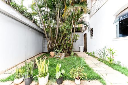 Casa à venda com 350m², 5 quartos e 4 vagas Casa à venda com 350m², 5 quartos e 4 vagasJardim Frontal