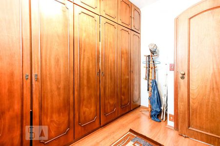 Casa à venda com 350m², 5 quartos e 4 vagas Casa à venda com 350m², 5 quartos e 4 vagasCloset Suíte 1