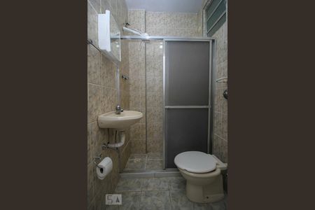 Banheiro de kitnet/studio para alugar com 1 quarto, 25m² em Botafogo, Rio de Janeiro