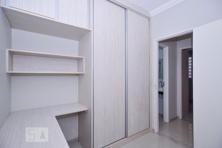 quarto 2 de apartamento para alugar com 2 quartos, 45m² em Itapoã, Belo Horizonte