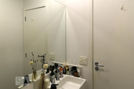 Banheiro de kitnet/studio para alugar com 1 quarto, 29m² em República, São Paulo