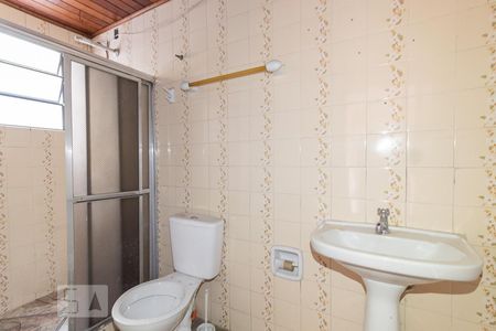 Banheiro de apartamento para alugar com 1 quarto, 54m² em Sarandi, Porto Alegre