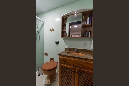 Banheiro de apartamento à venda com 1 quarto, 50m² em Vila Ipiranga, Porto Alegre