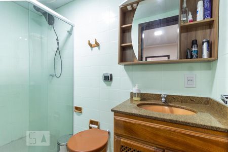 Banheiro de apartamento à venda com 1 quarto, 50m² em Vila Ipiranga, Porto Alegre