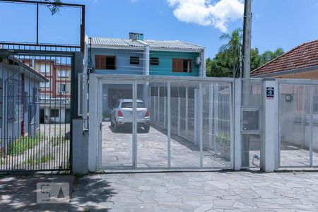 Casa à venda com 220m², 4 quartos e 3 vagas Casa à venda com 220m², 4 quartos e 3 vagasFachada