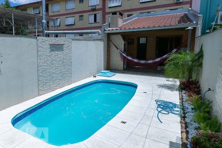 Casa à venda com 220m², 4 quartos e 3 vagas Casa à venda com 220m², 4 quartos e 3 vagasPiscina