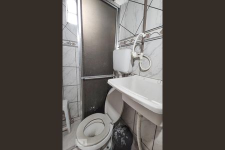 Banheiro e lavanderia de kitnet/studio para alugar com 1 quarto, 16m² em Vicentina, São Leopoldo