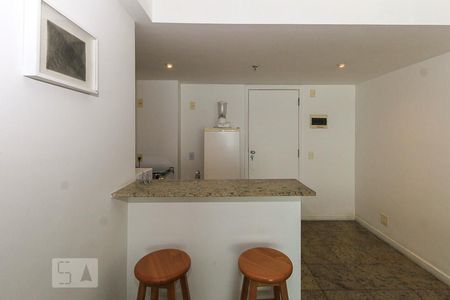 Sala de kitnet/studio para alugar com 1 quarto, 43m² em Barra da Tijuca, Rio de Janeiro