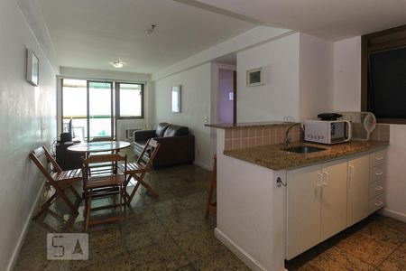 Sala de kitnet/studio para alugar com 1 quarto, 43m² em Barra da Tijuca, Rio de Janeiro