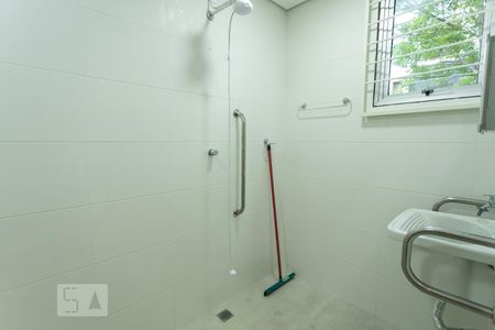 Banheiro de kitnet/studio para alugar com 1 quarto, 10m² em Bom Retiro, São Paulo