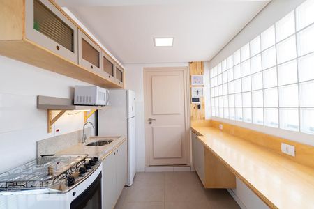 Cozinha de casa de condomínio para alugar com 1 quarto, 35m² em Cerqueira César, São Paulo