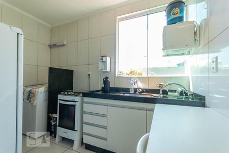 Cozinha de apartamento para alugar com 2 quartos, 53m² em Piratininga, Belo Horizonte