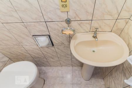 Casa à venda com 200m², 5 quartos e 2 vagas Casa à venda com 200m², 5 quartos e 2 vagasBanheiro