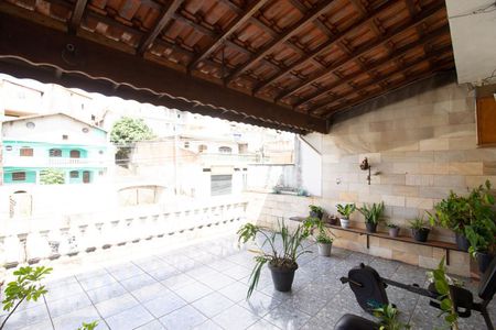 Casa à venda com 200m², 5 quartos e 2 vagas Casa à venda com 200m², 5 quartos e 2 vagasVaranda