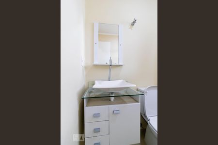 Banheiro de kitnet/studio para alugar com 1 quarto, 33m² em Aclimação, São Paulo