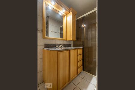 Banheiro de apartamento para alugar com 1 quarto, 42m² em Jardim Lindóia, Porto Alegre