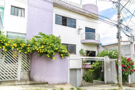 Casa de condomínio à venda com 230m², 3 quartos e 2 vagas Casa de condomínio à venda com 230m², 3 quartos e 2 vagasFachada