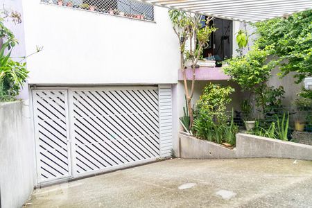 Casa de condomínio à venda com 230m², 3 quartos e 2 vagas Casa de condomínio à venda com 230m², 3 quartos e 2 vagasFachada