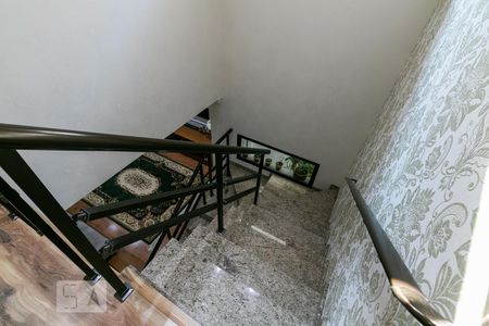 Escadas de casa para alugar com 3 quartos, 186m² em Jardim Textil, São Paulo