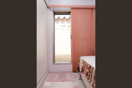 Casa à venda com 300m², 3 quartos e 4 vagas Casa à venda com 300m², 3 quartos e 4 vagasQuarto 1 - Acesso área de serviço