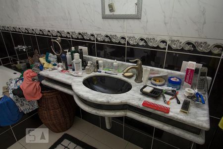 Casa à venda com 300m², 3 quartos e 4 vagas Casa à venda com 300m², 3 quartos e 4 vagasDetalhe banheiro suíte