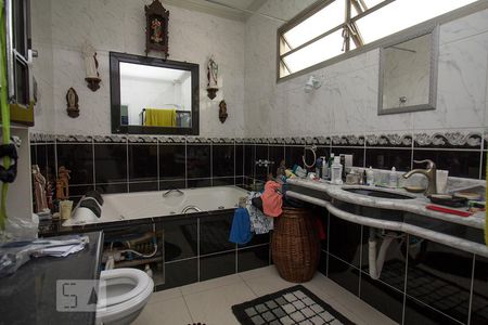 Casa à venda com 300m², 3 quartos e 4 vagas Casa à venda com 300m², 3 quartos e 4 vagasBanheiro Suíte