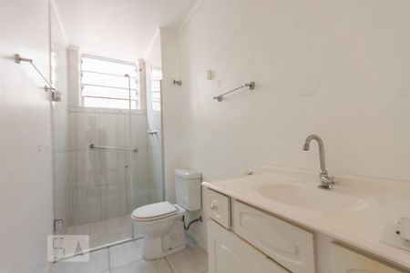 Banheiro de apartamento à venda com 2 quartos, 53m² em Medianeira, Porto Alegre