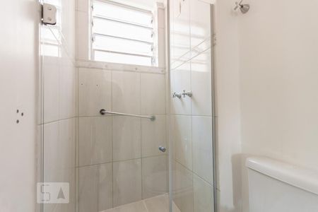 Banheiro de apartamento à venda com 2 quartos, 53m² em Medianeira, Porto Alegre