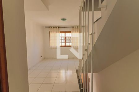 Sala de casa de condomínio para alugar com 2 quartos, 100m² em Vila Tiradentes, São Paulo