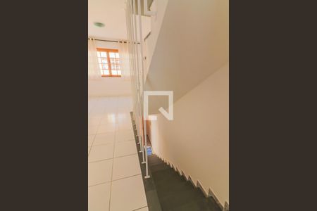 Sala de casa de condomínio para alugar com 2 quartos, 100m² em Vila Tiradentes, São Paulo