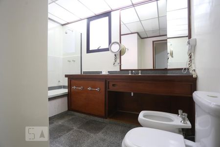 Banheiro de kitnet/studio para alugar com 1 quarto, 48m² em Consolação, São Paulo