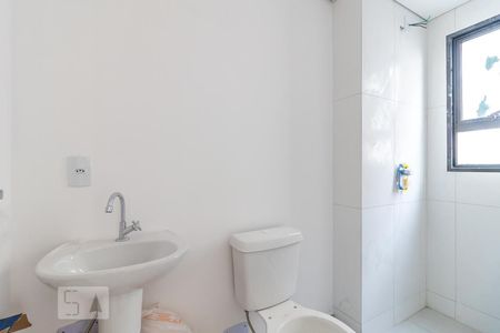 Banheiro de kitnet/studio para alugar com 1 quarto, 20m² em Novo Mundo, Curitiba