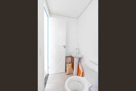 Banheiro de kitnet/studio para alugar com 1 quarto, 20m² em Novo Mundo, Curitiba