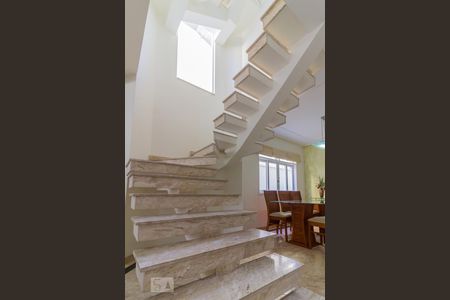 Escada de Acesso de casa para alugar com 4 quartos, 180m² em Parque Renato Maia, Guarulhos