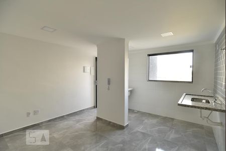 Sala e cozinha de apartamento para alugar com 1 quarto, 32m² em Vila Antonina, São Paulo