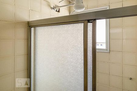 Banheiro de kitnet/studio para alugar com 1 quarto, 44m² em Centro, Campinas