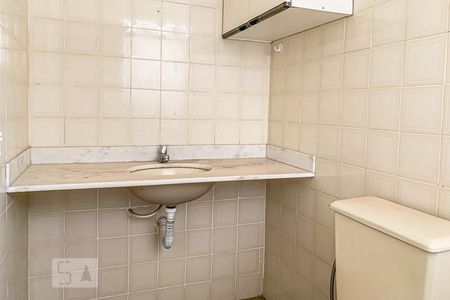 Banheiro de kitnet/studio para alugar com 1 quarto, 44m² em Centro, Campinas