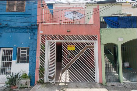 Casa à venda com 175m², 2 quartos e 1 vaga Casa à venda com 175m², 2 quartos e 1 vagaFachada