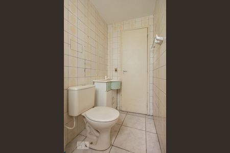 Banheiro de apartamento para alugar com 1 quarto, 46m² em Humaitá, Porto Alegre