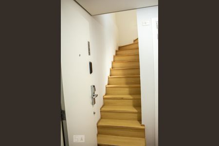 Escada para o quarto de apartamento à venda com 1 quarto, 54m² em Indianópolis, São Paulo