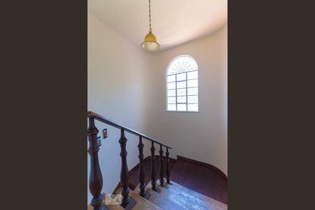 Casa à venda com 600m², 7 quartos e 6 vagas Casa à venda com 600m², 7 quartos e 6 vagasEscada