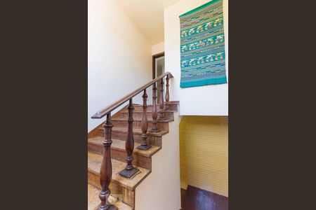 Casa à venda com 600m², 7 quartos e 6 vagas Casa à venda com 600m², 7 quartos e 6 vagasEscada