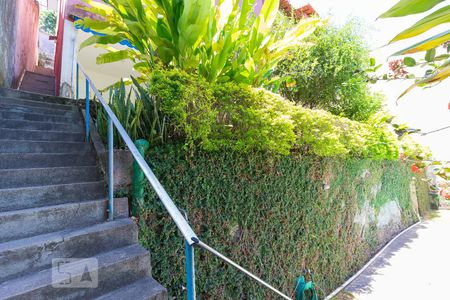 Casa à venda com 600m², 7 quartos e 6 vagas Casa à venda com 600m², 7 quartos e 6 vagasEscada